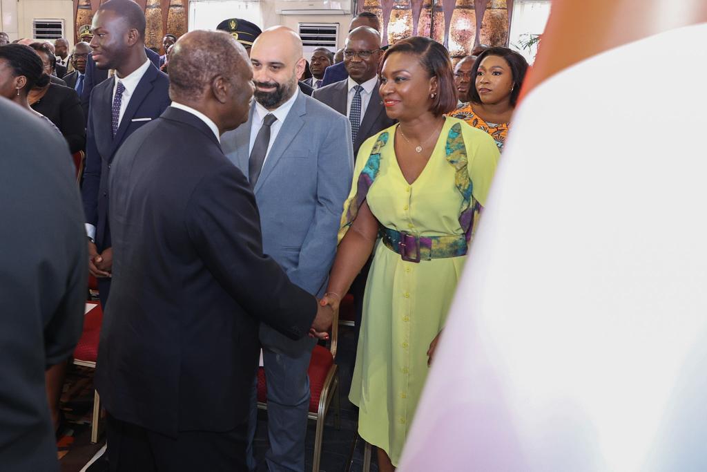 Madame ATTEMENE Christiane Carole saluant le Président de la République