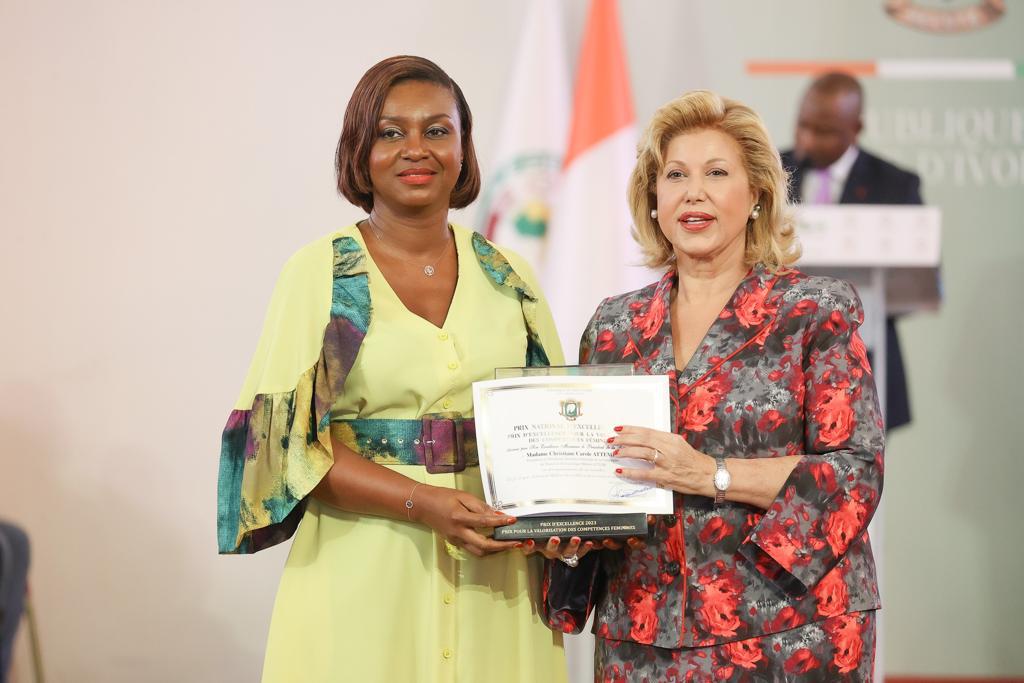Madame ATTEMENE Christiane Carole recevant le Prix National d'Excellence